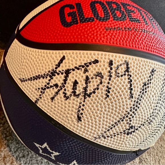 Signed Harlem Globetrotters Baden Basketball With 5 Signatures - Picture 6 of 7